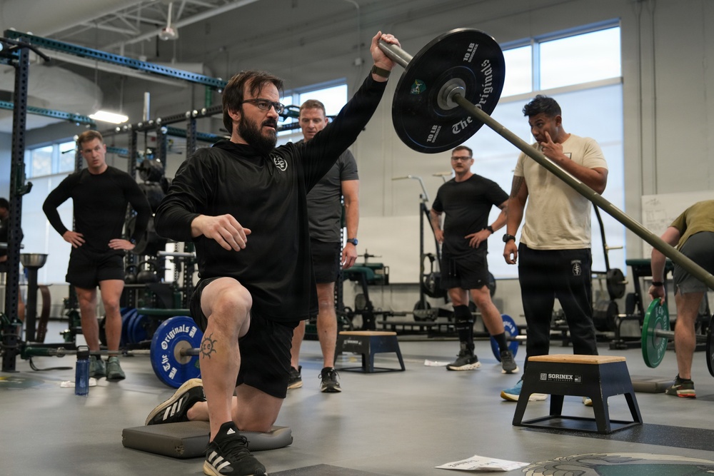 1st Special Forces Command commander trains alongside 10th SFG (A) Soldiers