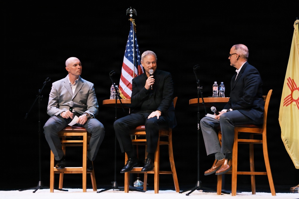 Gary Sinise talks military and life at southern New Mexico event