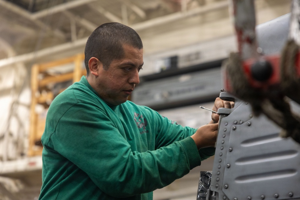 HSC 21, Boxer Sailors Conduct Maintenance