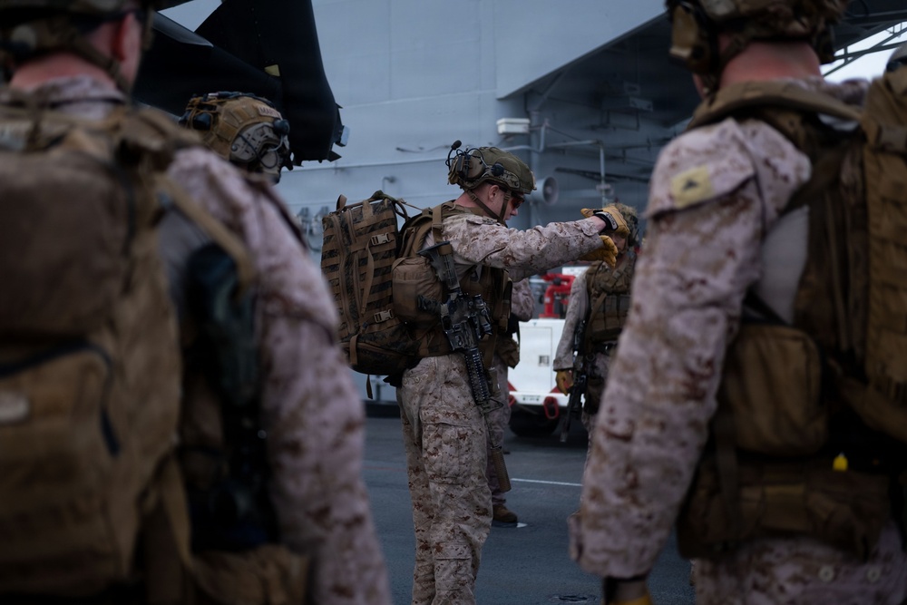 11th MEU Conducts Fast Rope Drills Aboard USS Boxer
