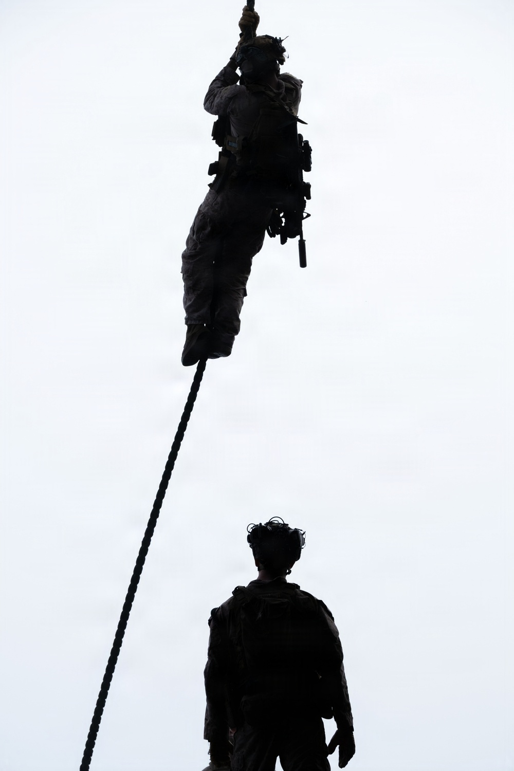 11th MEU Conducts Fast Rope Drills Aboard USS Boxer