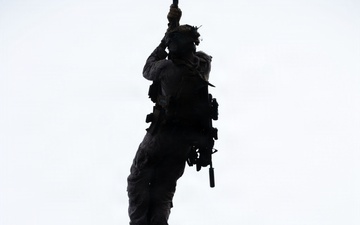 11th MEU Conducts Fast Rope Drills Aboard USS Boxer