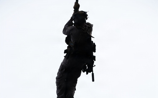 11th MEU Conducts Fast Rope Drills Aboard USS Boxer