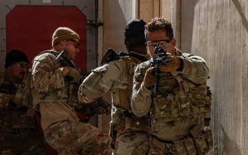 Soldiers and Airmen train in Special Forces Week