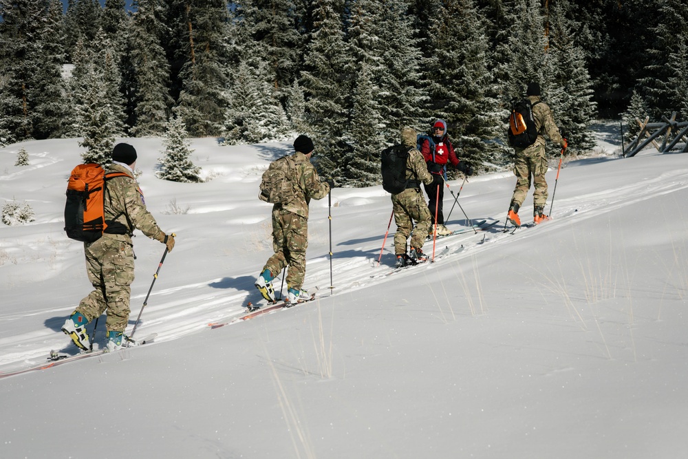 10th MTN DIV and Ski Patrol train on Avalanches