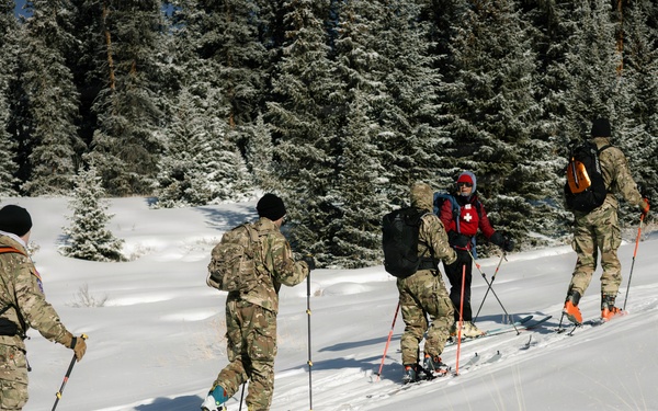 10th MTN DIV and Ski Patrol train on Avalanches