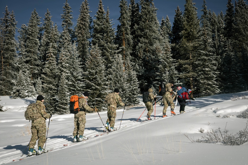 10th MTN DIV and Ski Patrol train on Avalanches