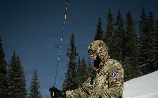 10th MTN DIV and Ski Patrol train on Avalanches