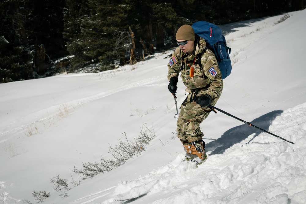 10th MTN DIV and Ski Patrol train on Avalanches