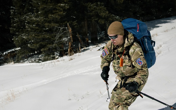 10th MTN DIV and Ski Patrol train on Avalanches