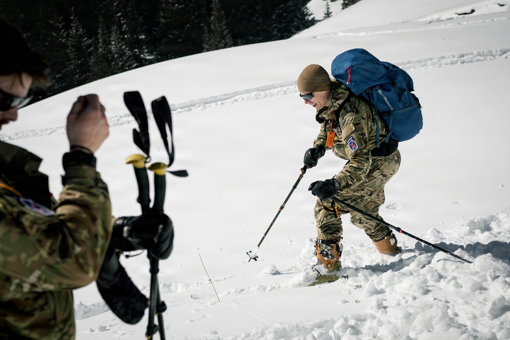 10th MTN DIV and Ski Patrol train on Avalanches