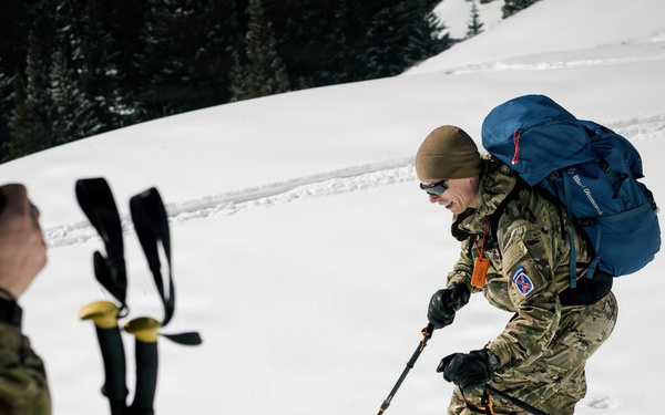 10th MTN DIV and Ski Patrol train on Avalanches