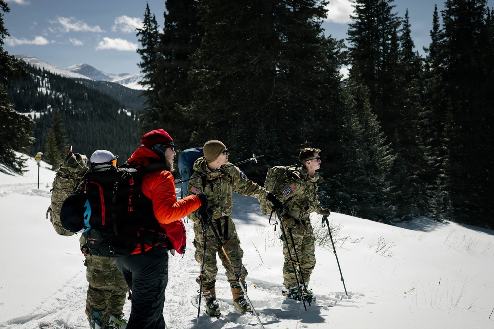 10th MTN DIV and Ski Patrol train on Avalanches