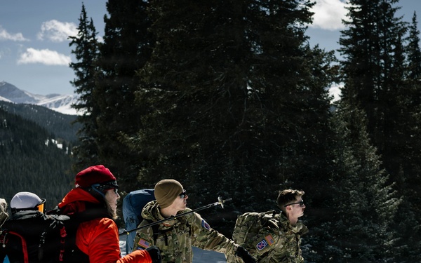 10th MTN DIV and Ski Patrol train on Avalanches