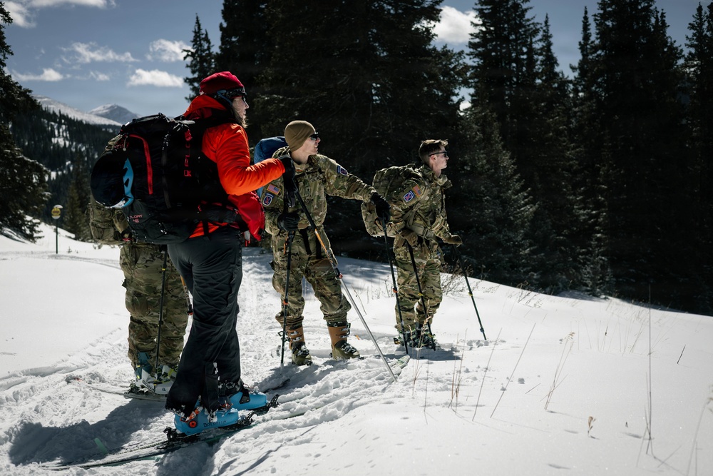 10th MTN DIV and Ski Patrol train on Avalanches