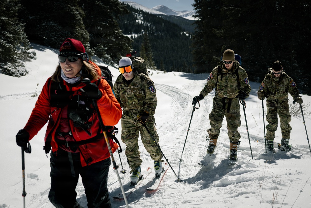 10th MTN DIV and Ski Patrol train on Avalanches