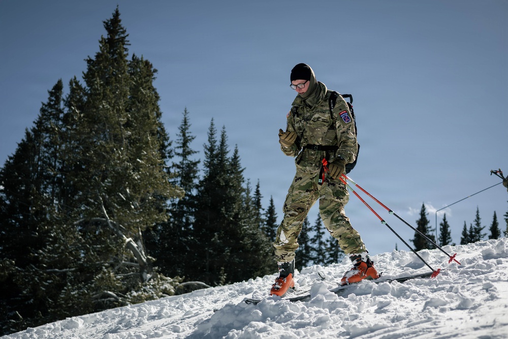 10th MTN DIV and Ski Patrol train on Avalanches