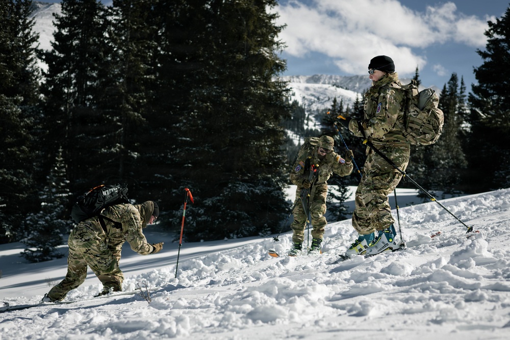 10th MTN DIV and Ski Patrol train on Avalanches