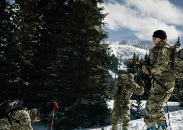 10th MTN DIV and Ski Patrol train on Avalanches