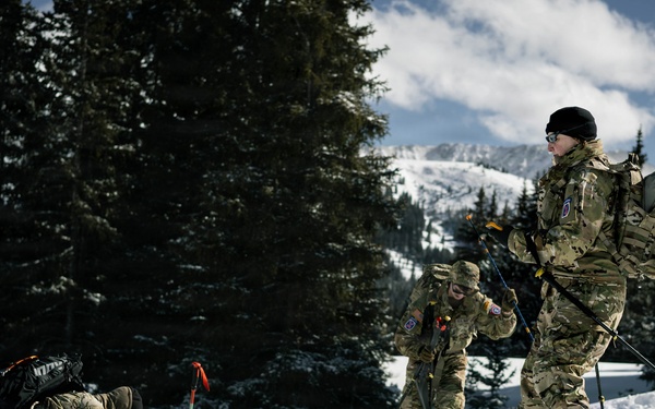 10th MTN DIV and Ski Patrol train on Avalanches