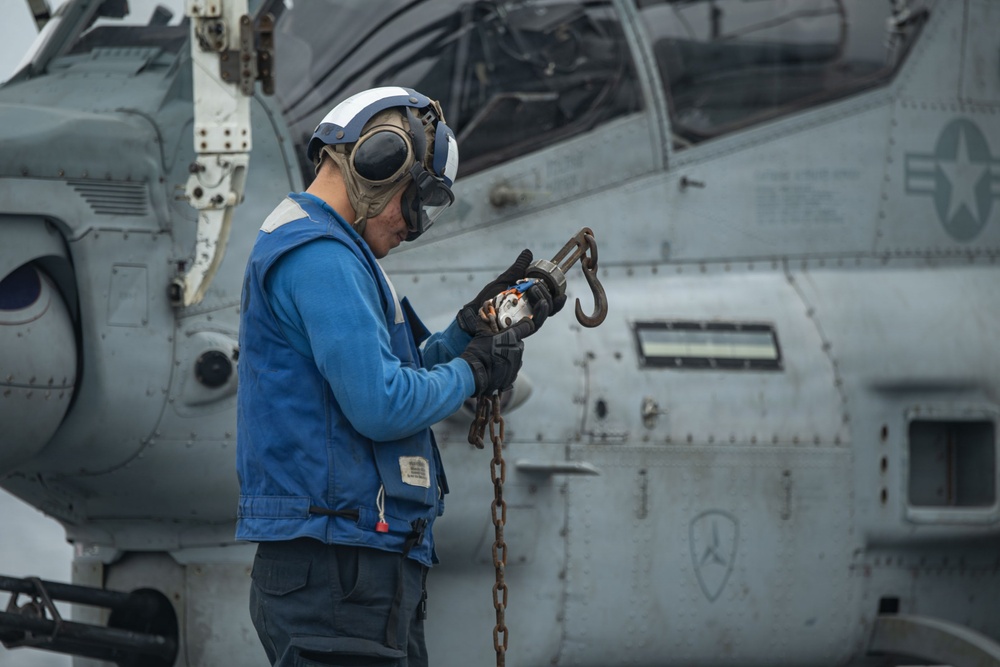 USS New Orleans (LPD 18) and Combat Logistics Company A (CLC-A) Conduct Helicopter Support Team Evolution