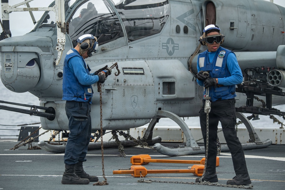 USS New Orleans (LPD 18) and Combat Logistics Company A (CLC-A) Conduct Helicopter Support Team Evolution