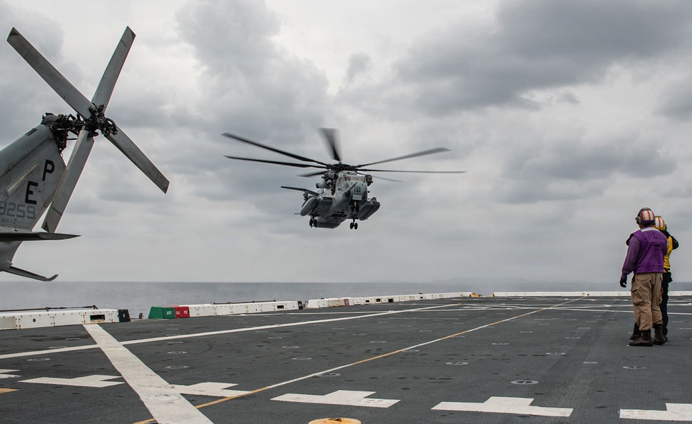 USS New Orleans (LPD 18) and Combat Logistics Company A (CLC-A) Conduct Helicopter Support Team Evolution