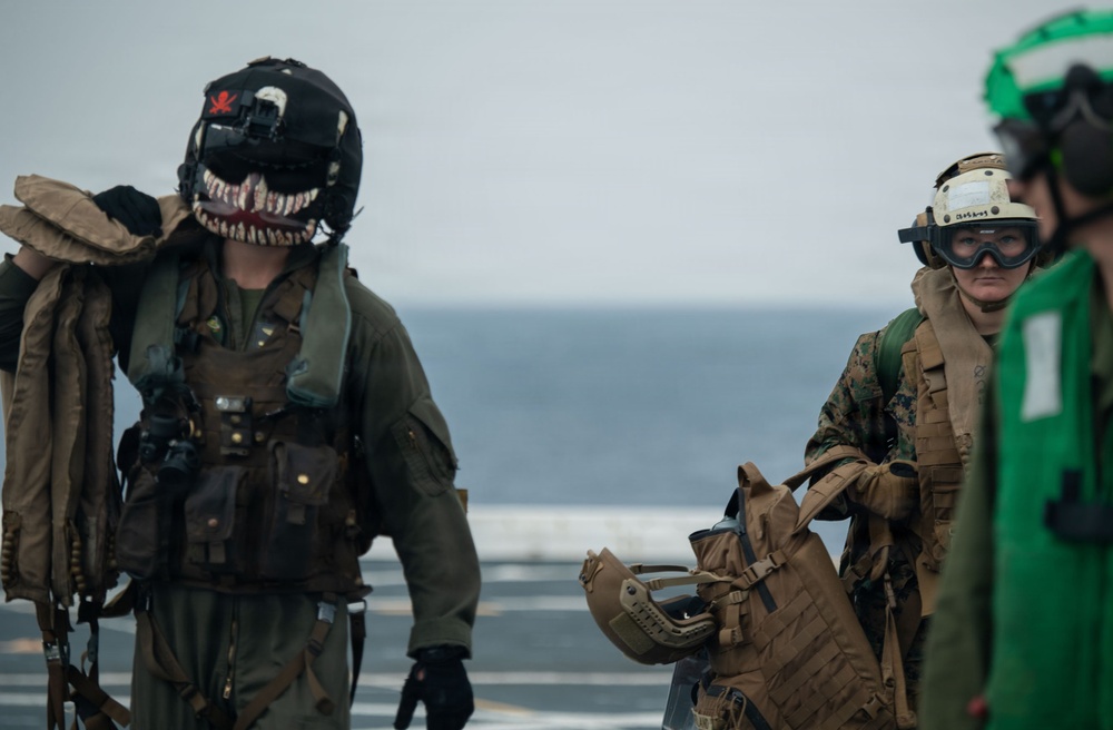 USS New Orleans (LPD 18) and Combat Logistics Company A (CLC-A) Conduct Helicopter Support Team Evolution