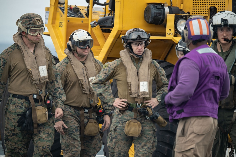 USS New Orleans (LPD 18) and Combat Logistics Company A (CLC-A) Conduct Helicopter Support Team Evolution