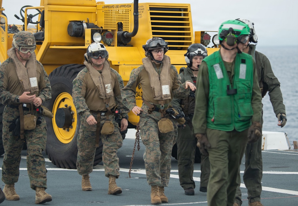 USS New Orleans (LPD 18) and Marine Medium Tiltrotor Squadron (VMM) 265 (Reinforced) Conduct Helicopter Support Team Evolution