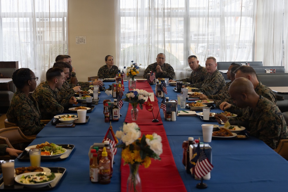 Lt. Gen. Austin visits MAG-12 Marines