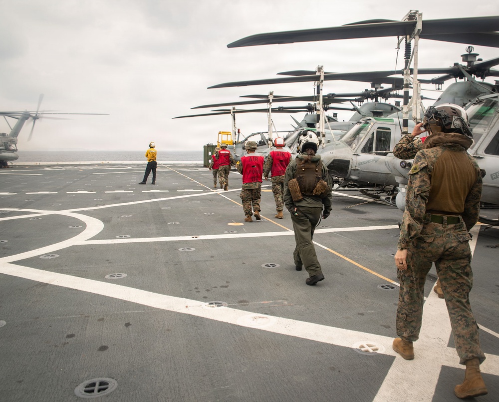USS New Orleans (LPD 18) and Combat Logistics Company A (CLC-A) Conduct Helicopter Support Team Evolution