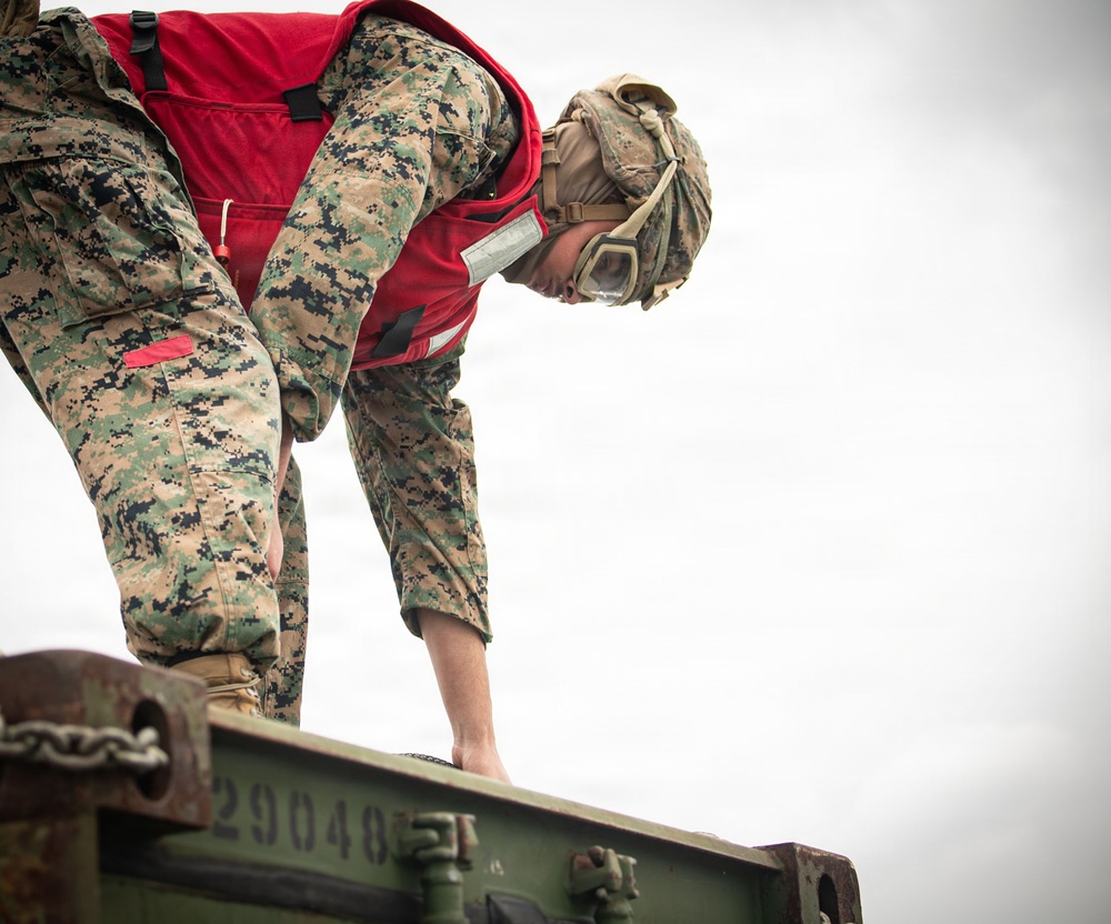 USS New Orleans (LPD 18) and Combat Logistics Company A (CLC-A) Conduct Helicopter Support Team Evolution