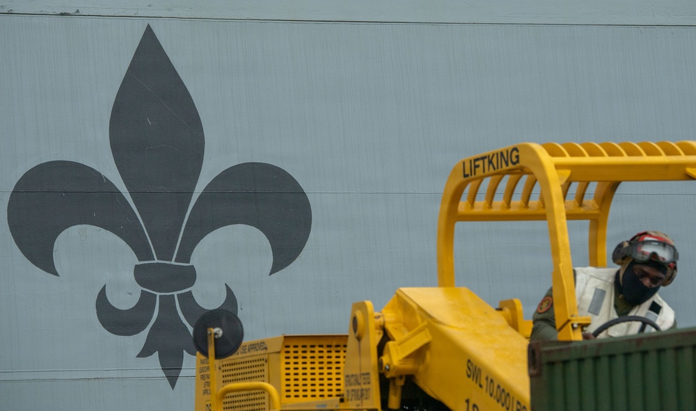 USS New Orleans (LPD 18) and Combat Logistics Company A (CLC-A) Conduct Helicopter Support Team Evolution
