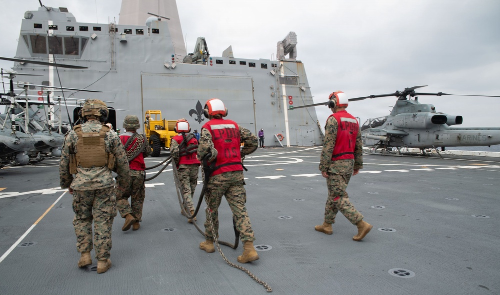 USS New Orleans (LPD 18) and Combat Logistics Company A (CLC-A) Conduct Helicopter Support Team Evolution