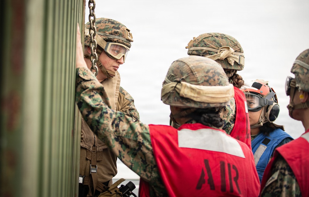 USS New Orleans (LPD 18) and Marine Medium Tiltrotor Squadron (VMM) 265 (Reinforced) Conduct Helicopter Support Team Evolution