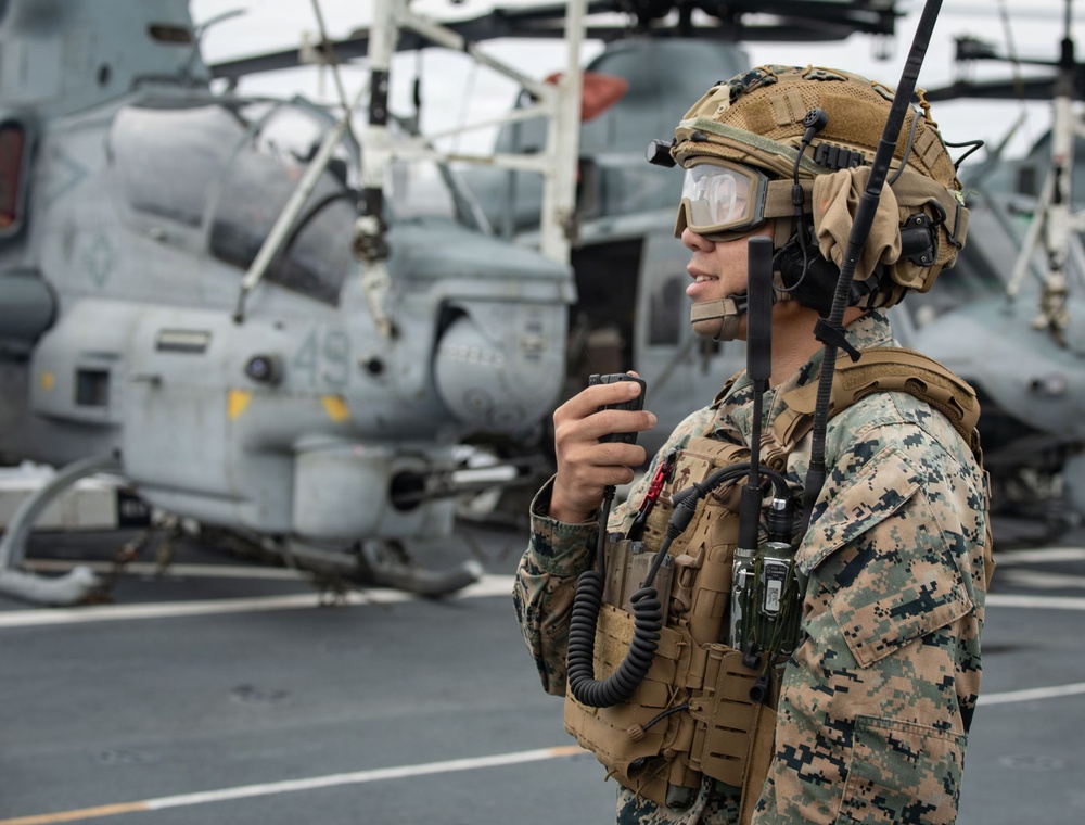 USS New Orleans (LPD 18) and Combat Logistics Company A (CLC-A) Conduct Helicopter Support Team Evolution