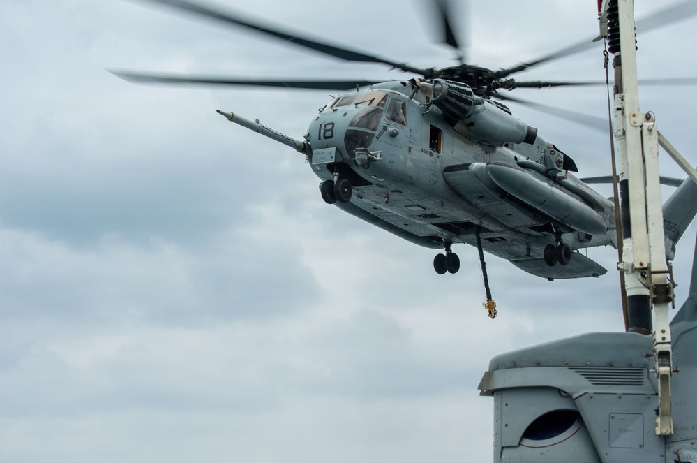 USS New Orleans (LPD 18) and Combat Logistics Company A (CLC-A) Conduct Helicopter Support Team Evolution