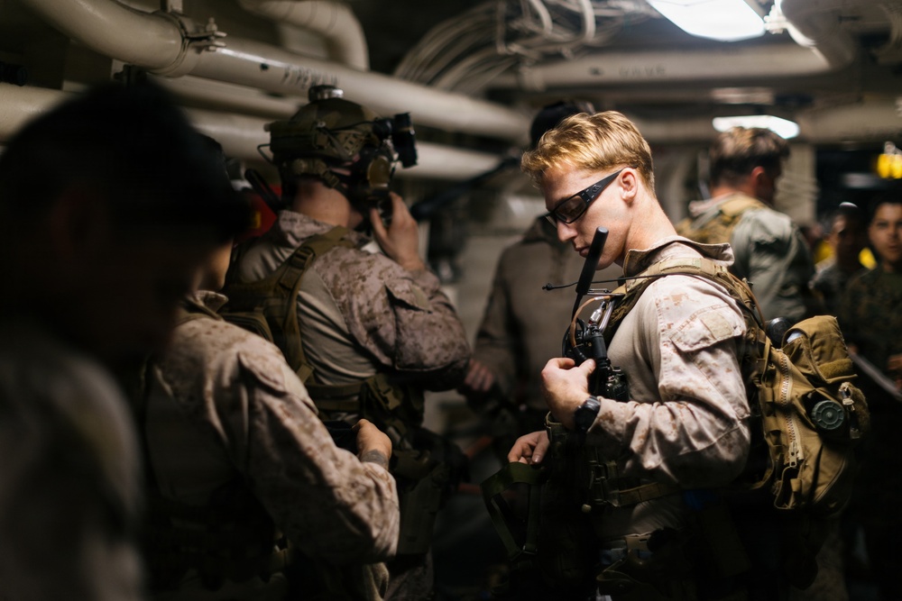 11th MEU Marines, Sailors Conduct Nighttime VBSS Exercise
