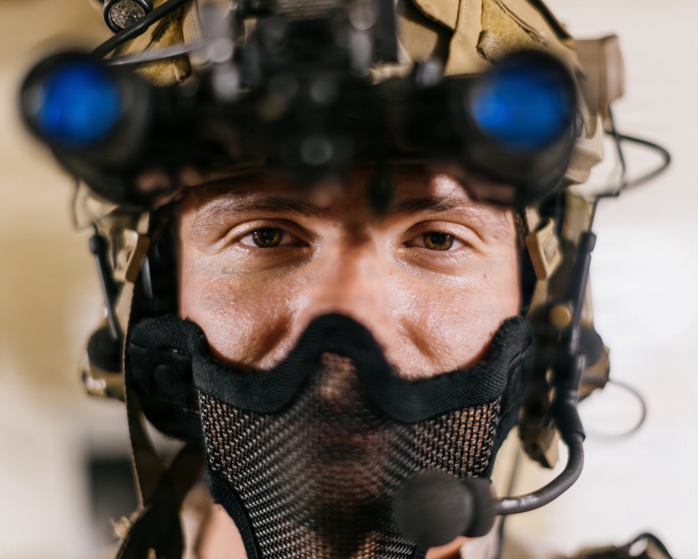 11th MEU Marines, Sailors Conduct Nighttime VBSS Exercise