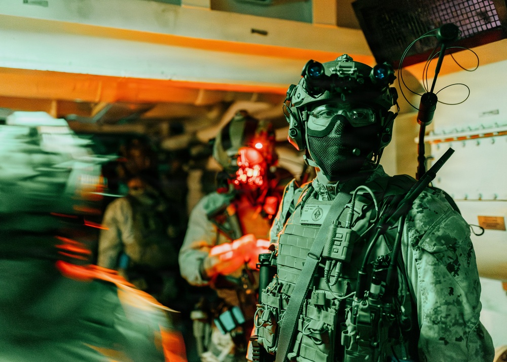 11th MEU Marines, Sailors Conduct Nighttime VBSS Exercise