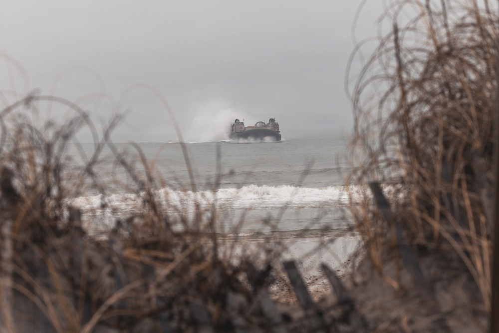 LCACs land at Onslow Beach for TCAT 26.1