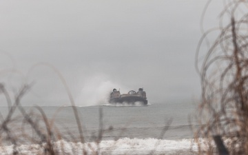 LCACs land at Onslow Beach for TCAT 26.1