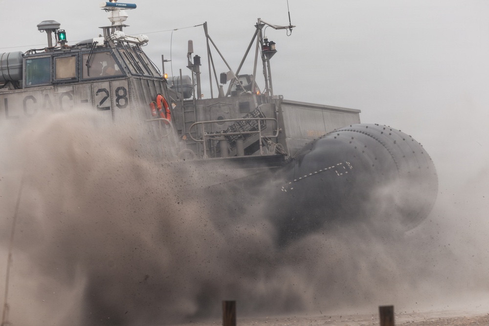 LCACs land at Onslow Beach for TCAT 26.1