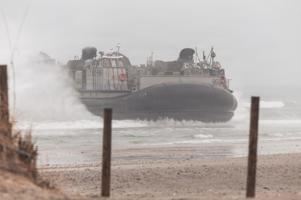 LCACs land at Onslow Beach for TCAT 26.1