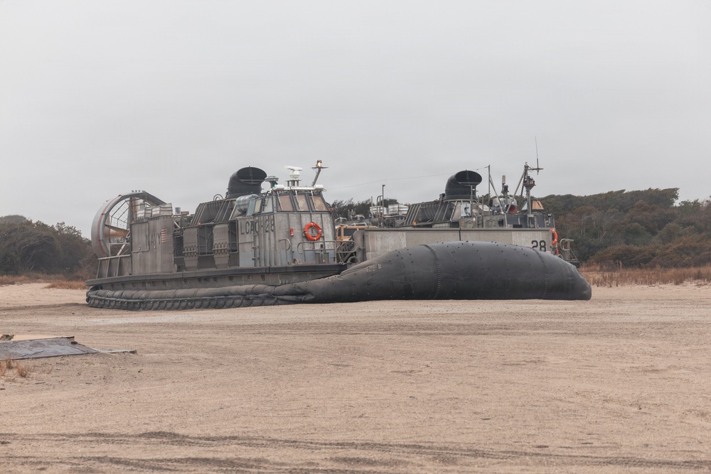 LCACs land at Onslow Beach for TCAT 26.1