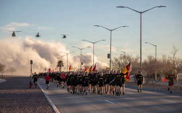 Soldiers from 1AD participate in division run