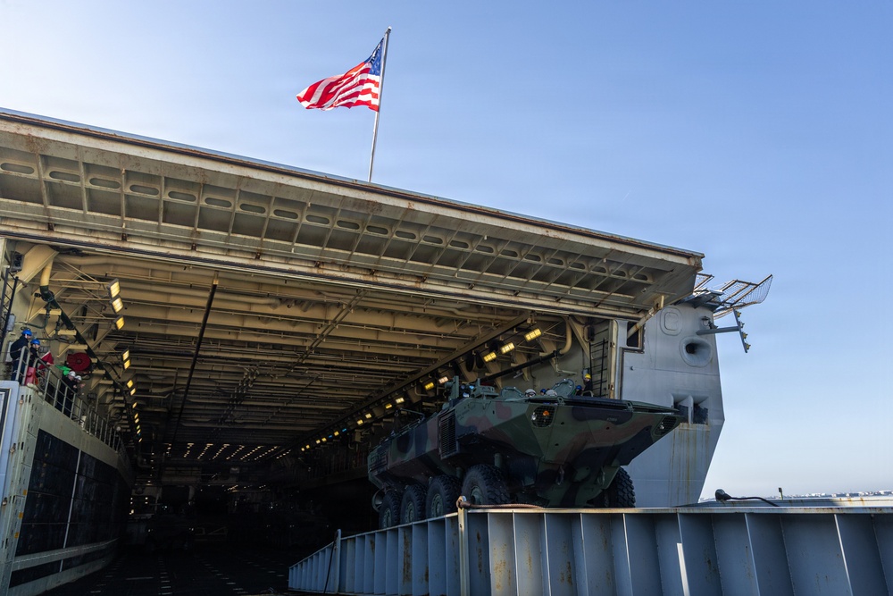 Marines with 2nd AA Bn conduct ACV well deck operations aboard USS Arlington