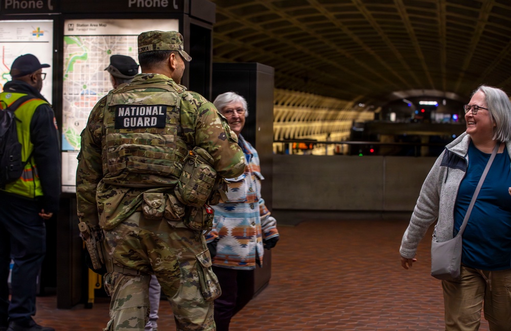 Florida National Guard Connects with D.C. Commuters at Farragut West