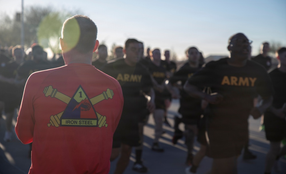 Soldiers from 1AD participate in division run